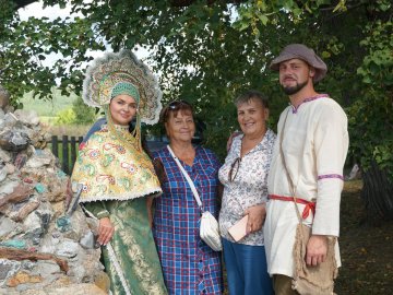 Гости фестиваля с Хозяйкой Уральских гор